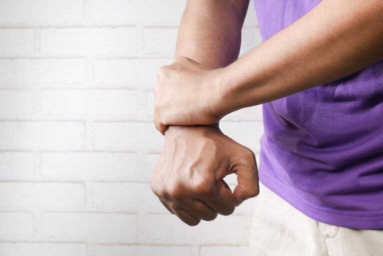 What are the symptoms of Hypermobility Spectrum Disorder?