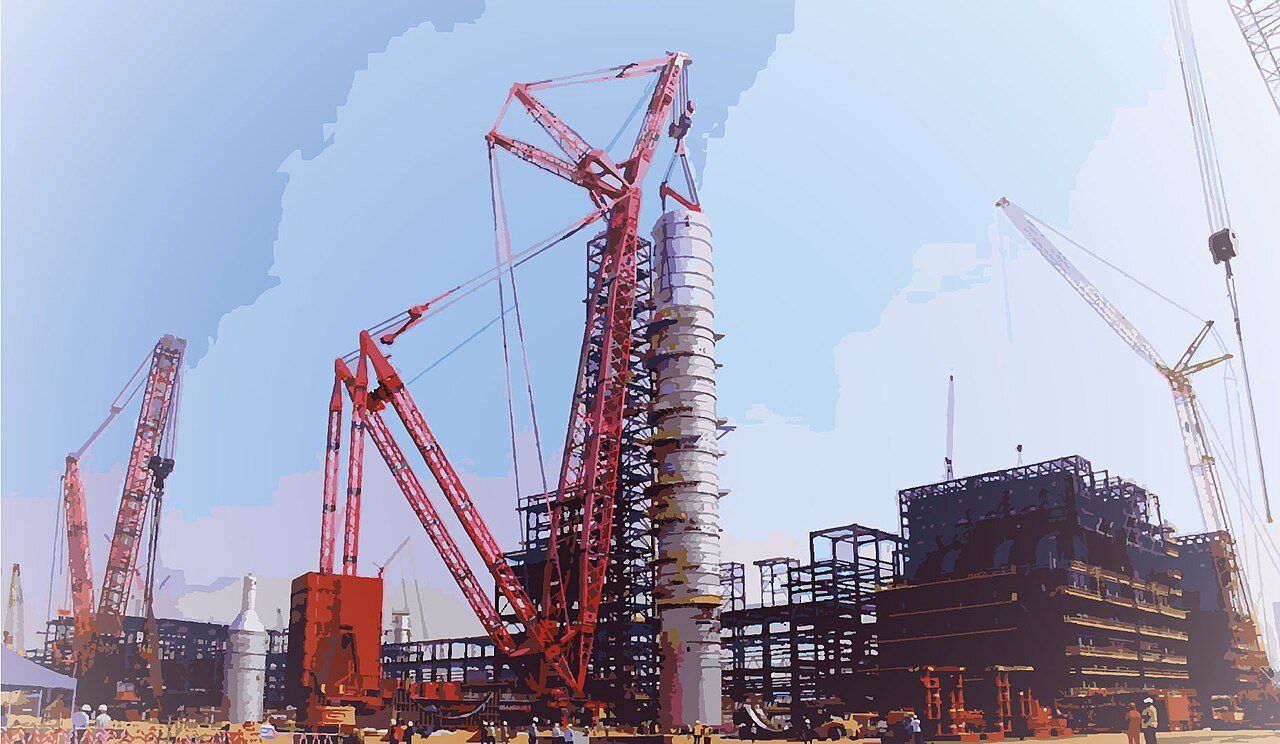 Construction of the crude distillation column at the Dangote refinery in Lekki, Nigeria